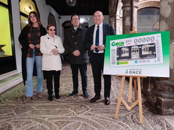 Presentación del cupón de la ONCE ilustrado con una imagen del Patio de las Tabas de Valladolid.