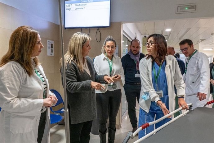 Visita para comprobar las nuevas camillas