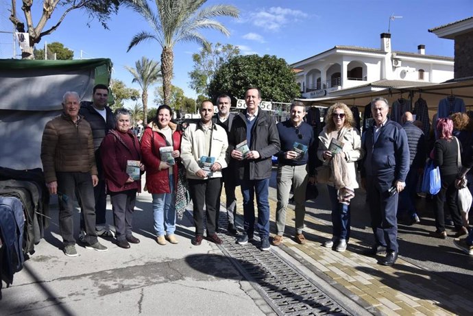 El secretario general del PSOE de Almería, José María Martín, junto a miembros de su formación, durante una acción informativa en un mercadillo de la provincia.