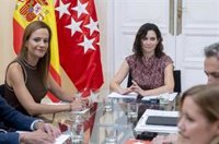 Vox advierte a Ayuso de que "batacazo del bipartidismo" llegará a "toda España" y PP confía en mantener la absoluta