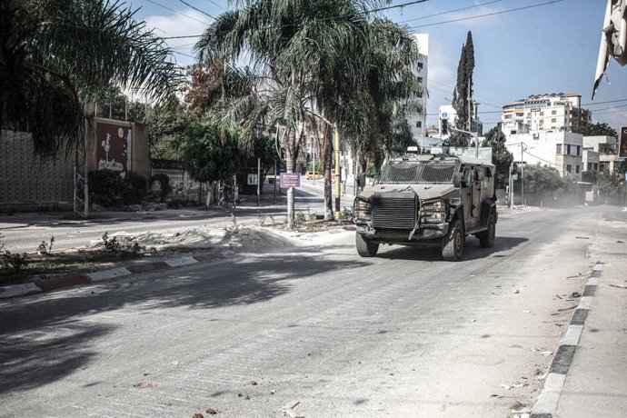 Archivo - Arquivo - Veículo militar israelense no campo de refugiados de Tulkarem, na Cisjordânia (arquivo)