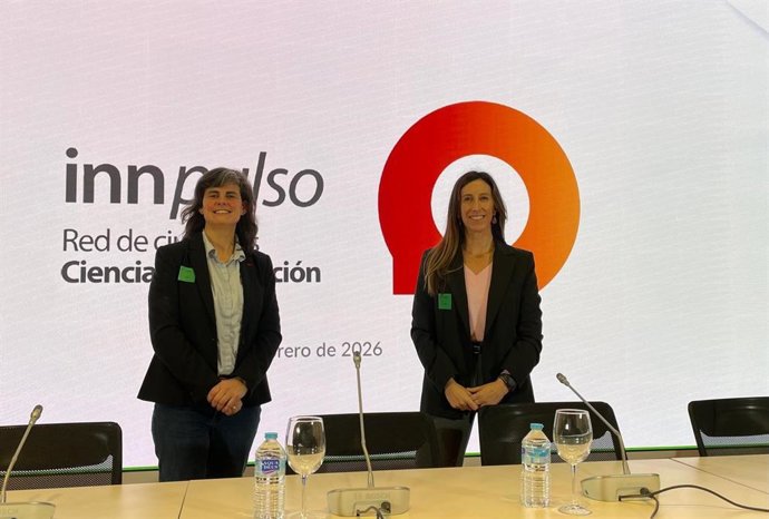 La vicealcaldesa de Gijón y edil de Economía, Empleo, Turismo e Innovación, Ángela Pumariega (dcha), directora de Innovación del Ayuntamiento gijonés, Patricia García, en la Asamblea de la Red de Ciudades por la Ciencia y la Innovación (Red Innpulso).