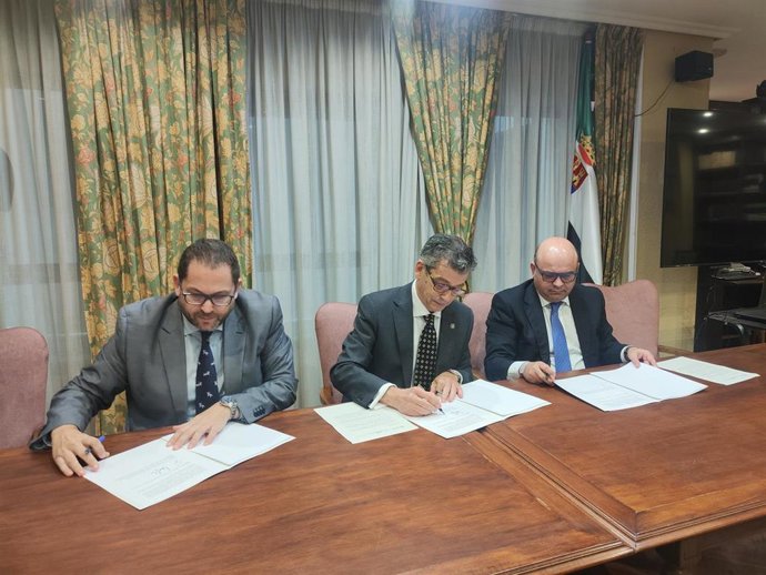 El decano del Colegio de Abogados de Cáceres, Carlos Alberto Montero Juanes; el fiscal Superior de Extremadura, Francisco Javier Montero Juanes, y el decano del Colegio de Abogados de Badajoz, Ildefonso Seller, firman un protocolo