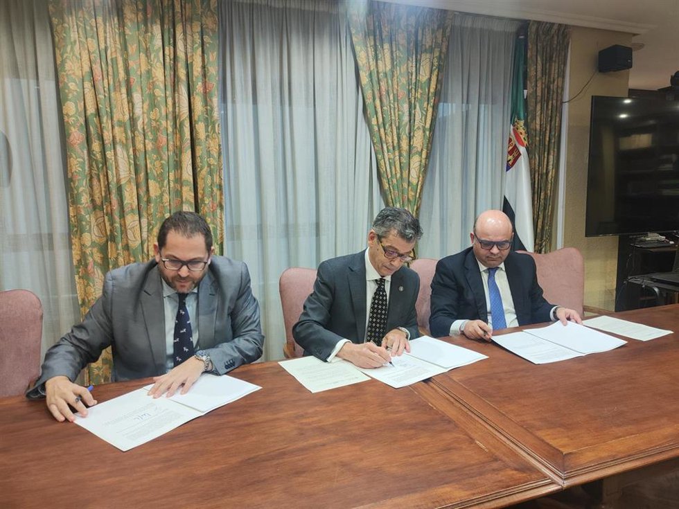 El decano del Colegio de Abogados de Cáceres, Carlos Alberto Montero Juanes; el fiscal Superior de Extremadura, Francisco Javier Montero Juanes, y el decano del Colegio de Abogados de Badajoz, Ildefonso Seller, firman un protocolo