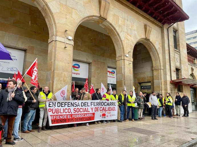 Concentración del sector ferroviario hoy en Oviedo.
