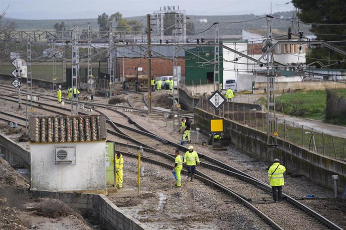 Operarios de Adif trabajan en las labores de limpieza y reparación sobre los daños ocasionados en la infraestructura ferroviaria entre Montoro y Villa del Río, por las intensas lluvias de los últimos días.