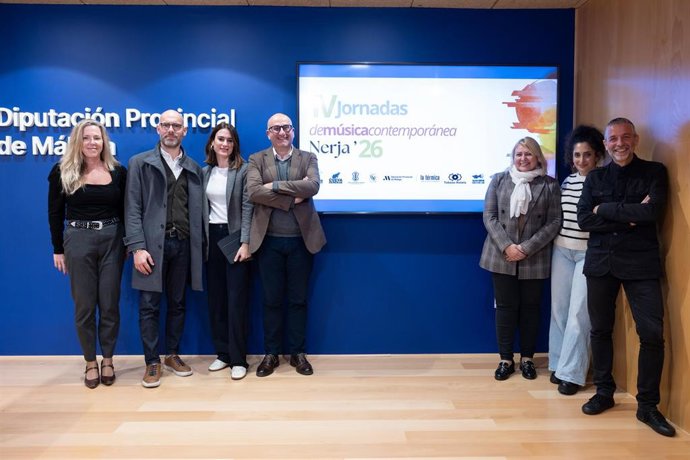 El vicepresidente de la Diputación y responsable de Cultura, Manuel López Mestanza, junto a la concejala de Cultura de Nerja, Ana María Muñoz; el director del Museo de Nerja, Juan Bautista Salado, y Elisa Urrestarazu, directora de las jornadas