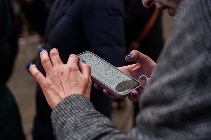Una mujer consulta su smartphone