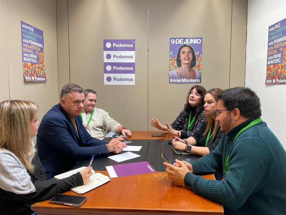 El candidato de Podemos a la Presidencia de la Junta y diputado autonómico de Por Andalucía, Juan Antonio Delgado (izq.), ha mantenido este lunes una reunión con representantes sindicales de los trabajadores del servicio de emergencias 112