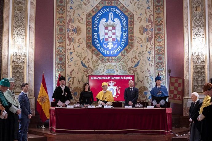Archivo - (I-D) El rector de la Universidad Complutense de Madrid, Joaquín Goyache; la presidenta de la Comunidad de Madrid, Isabel Díaz Ayuso; el presidente de la Real Academia de Doctores de España, Antonio Bascones; el subsecretario del Mº de Ciencia, 