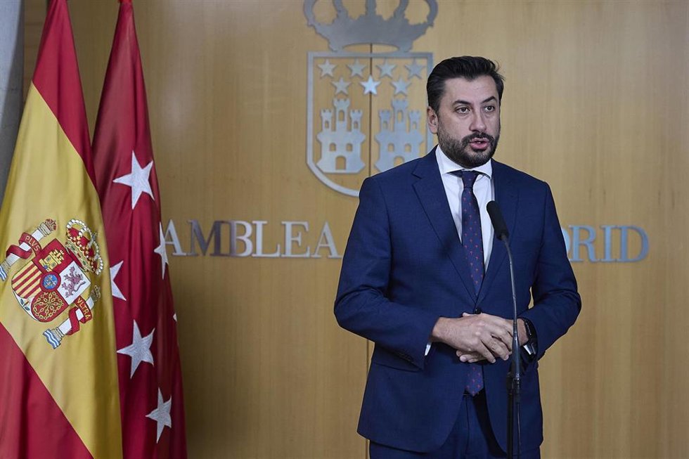 Archivo - El portavoz del PP en la Asamblea, Carlos Díaz-Pache, ofrece una rueda de prensa a su llegada a un pleno de la Asamblea de Madrid