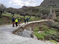 La Diputación de Granada evalúa en Quéntar los daños en la GR-3201 y en el entorno del río Aguas Blancas