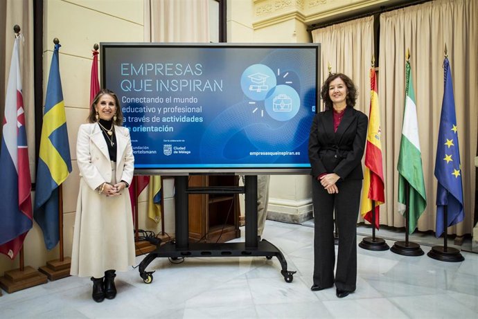 La concejala delegada de Educación y Fomento del Empleo, María Paz Flores, junto a la directora de la Fundación Bertelsmann, Carmen Sebrango, ha informado sobre el convenio de colaboración suscrito entre ambas entidades.