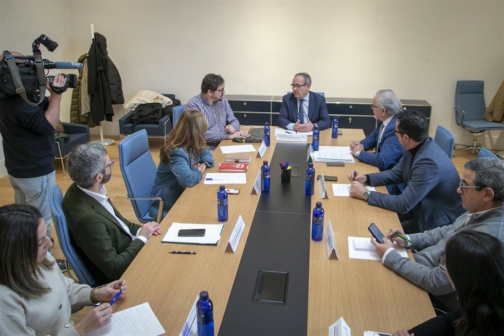 El consejero de Hacienda, Administraciones Públicas y Transformación Digital, Juan Alfonso Ruiz Molina, presidela Comisión de Seguimiento del Proyecto para impulsar Unidades de Inclusión de personas con discapacidad en la Administración regional.