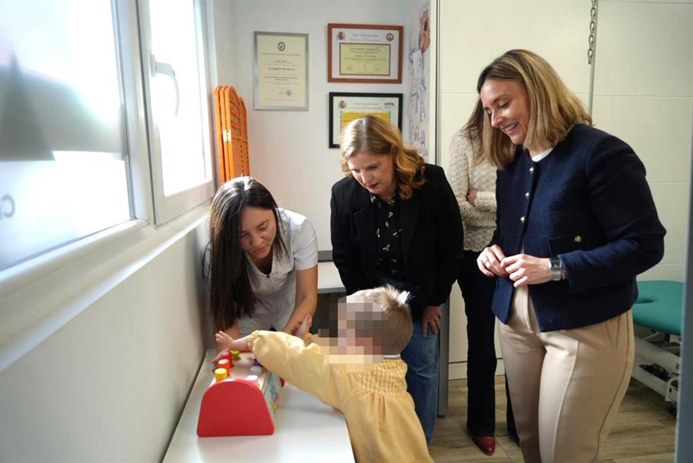 La consejera de Política Social, Familias e Igualdad, Conchita Ruiz, junto a la alcaldesa de Alcantarilla, Paqui Terol, durante la visita al centro de Atención Temprana Adea