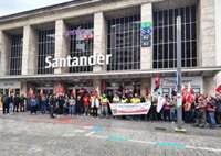 Cerca de 50 trabajadores de Renfe se concentran en Santander para denunciar la infraestructura "precaria"