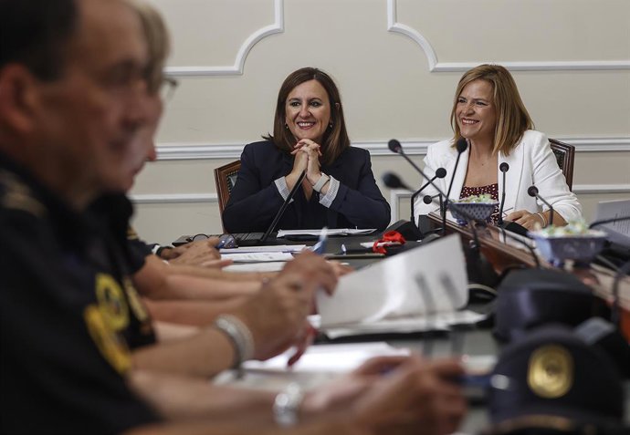 Archivo - Arxiu - L'alcaldessa de València, María José Catalá (e), i la delegada del Govern a la Comunitat Valenciana, Pilar Bernabé (d), en una imatge d'arxiu durant una sessió de la Junta Local de Seguretat de la capital valenciana. 