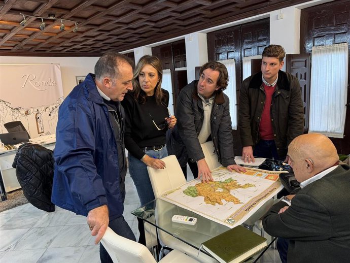 La alcaldesa de Ronda, María de la Fernández, con parte de su equipo, supervisando esta mañana la situación de la red de caminos y las infraestructuras.