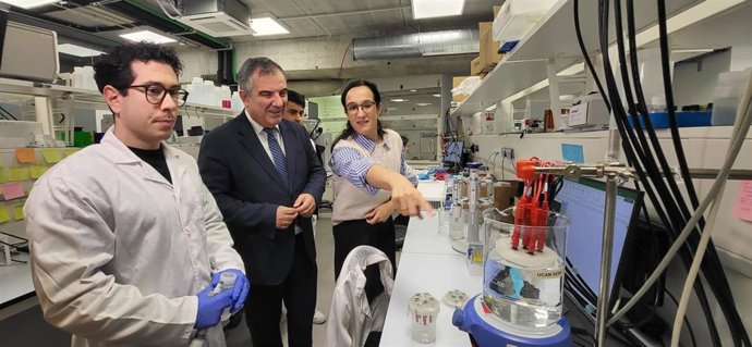 El consejero de Medio Ambiente, Universidades, Investigación y Mar Menor, Juan María Vázquez, visita junto con la vicerrectora de Investigación de la Universidad Católica de San Antonio, Estrella Núñez, el laboratorio UCAM HiTech