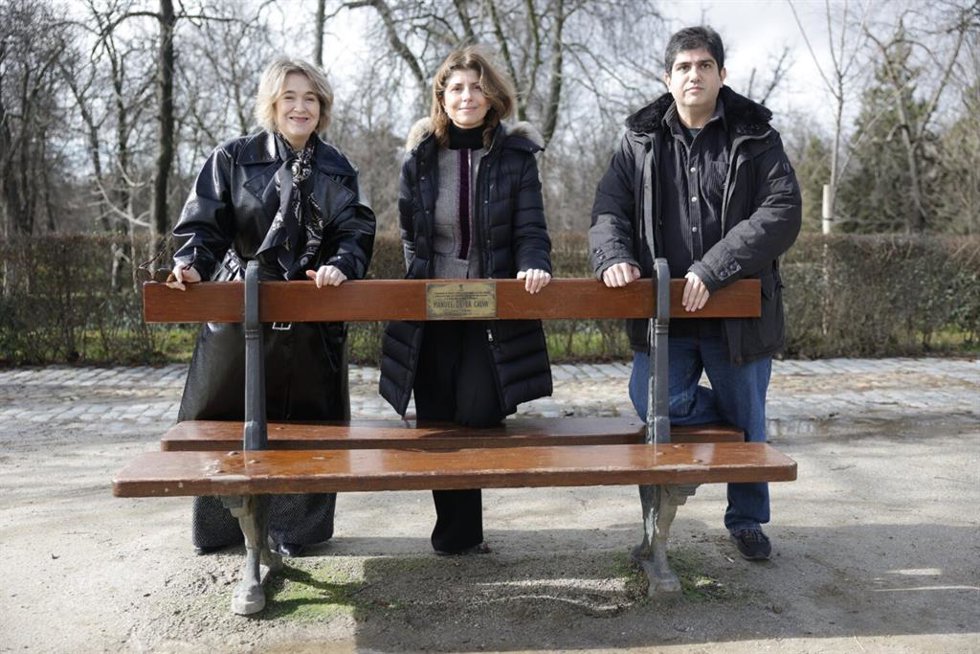Madrid instala placas en El Retiro para recordar a ocho referentes de la cultura y la comunicación fallecidos en 2025