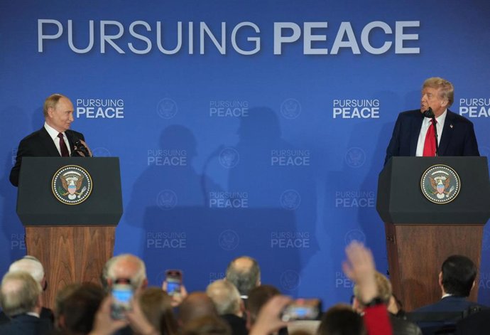 Archivo - Vladimir Putin y Donald Trump atienden a la prensa durante la cumbre de Anchorage.