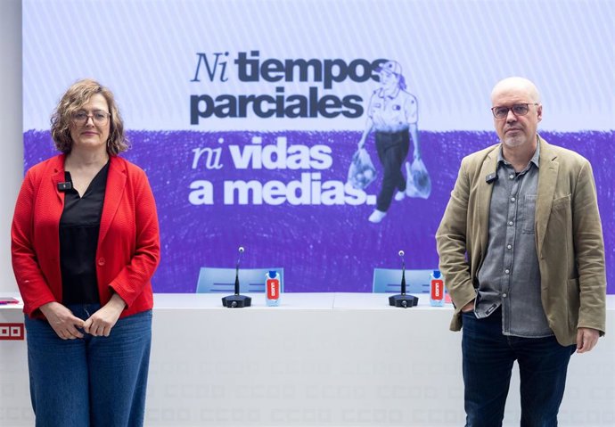 El secretario general de CCOO, Unai Sordo y la secretaria confederal de Mujeres e Igualdad, Carolina Vidal, durante la presentación del informe 'La brecha salarial de género, síntoma de la desigualdad estructural'