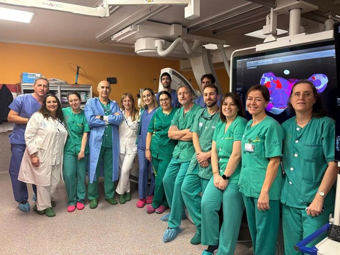 Los cardiólogos Diego Pérez, Irene Valverde y Mar González Vasserot, con el jefe de servicio de Anestesiología, Fernando Cosío; el doctor del HUCA José Rubín, y el personal de Enfermería.