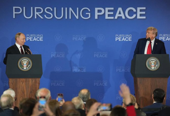 Archivo - BEIJING, Jan. 4, 2026  -- U.S. President Donald Trump (R) and Russian President Vladimir Putin attend a joint press conference after concluding their talks in Anchorage, Alaska, the United States, on Aug. 15, 2025.