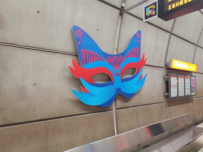 Estación de Metro Bilbao decorada por carnavales