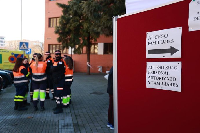Imagen de familiares de víctimas en el siniestro ferroviario de Adamuz (Córdoba) accediendo al punto de información habilitado en el Centro Cívico Poniente Sur.