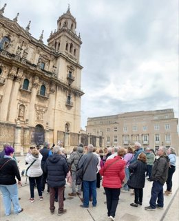 Archivo - Turistas observan la Catedral de Jaén.