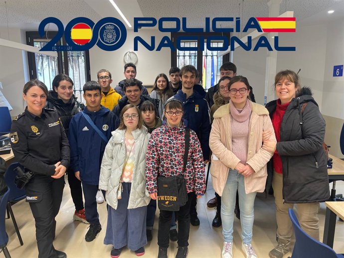Alumnos del Programa AVIS exploran los entresijos del DNI en la Jefatura Superior de Policía de Asturias