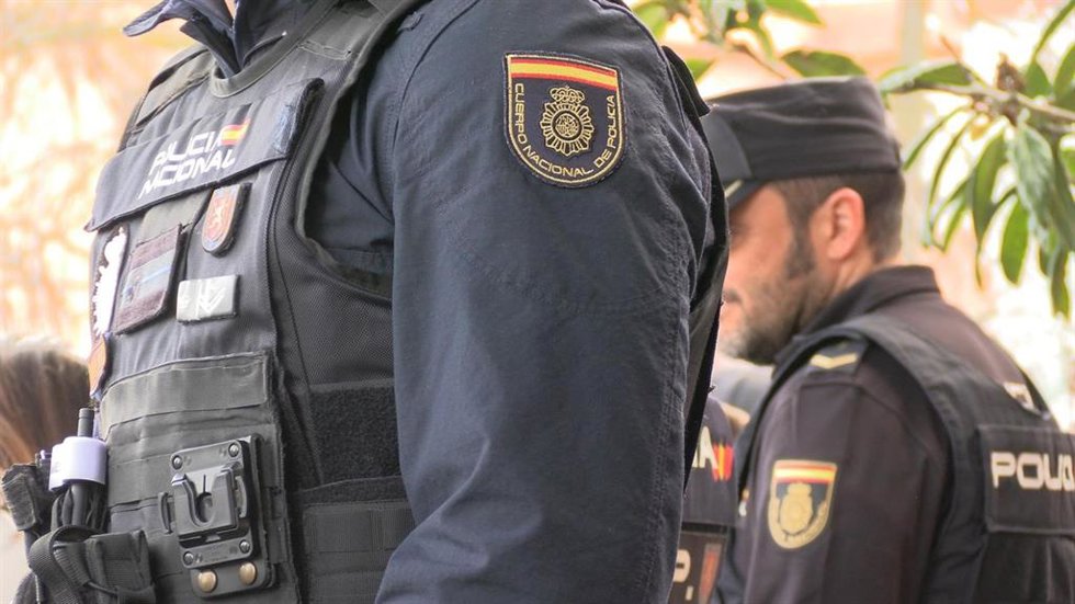 Tres menores detenidos en Valladolid, dos de ellos menores, por robar patinetes a punta de navaja.