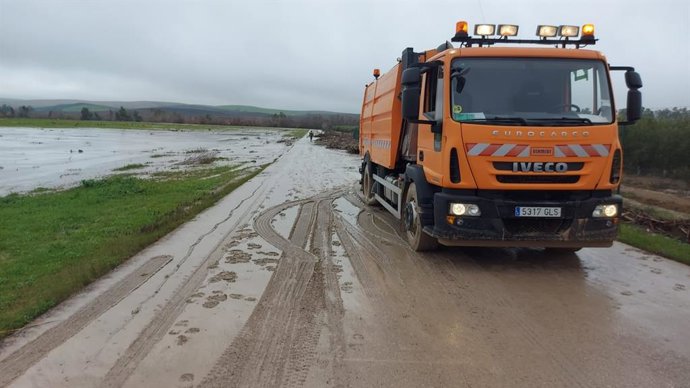 El Aeropuerto de Córdoba permanece cerrado hasta el miércoles por el impacto de las borrascas, con la pista inundada por el río Guadalquivir.