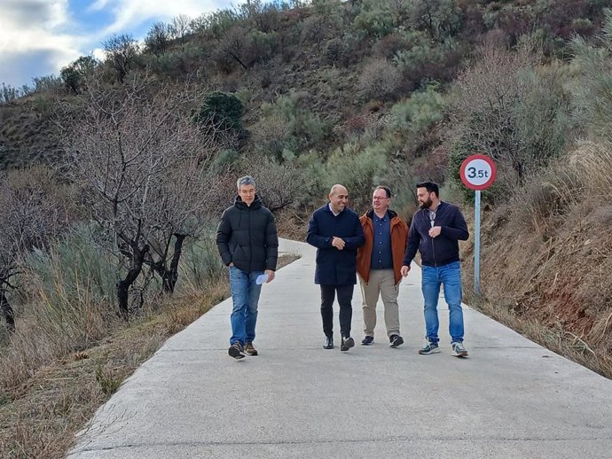 El delegado territorial de Agricultura visita caminos rurales en Sierro (Almería).