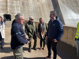 El consejero de Agricultura, Pesca, Agua y Desarrollo Rural, Ramón Fernández-Pacheco, ha visitado la presa de Rules