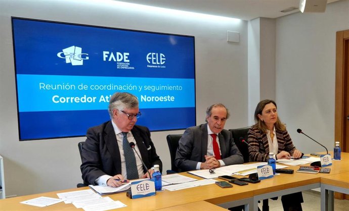 De izqueirda a derecha: el presidente de la CEG, Juan Manuel Vieites; el presidente de la FELE, Juan María Vallejo y la presidenta de la FADE, María Calvo.