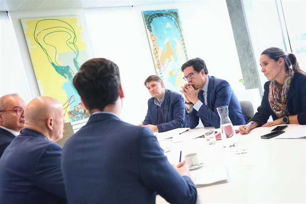 Archivo - El ministro para la Transformación Digital y de la Función Pública, Óscar López, y el director de la Oficina de Asuntos Económicos y G20 de la Presidencia del Gobierno, Manuel de la Rocha, se reúnen con el consejero delegado de Oracle, Mike Si