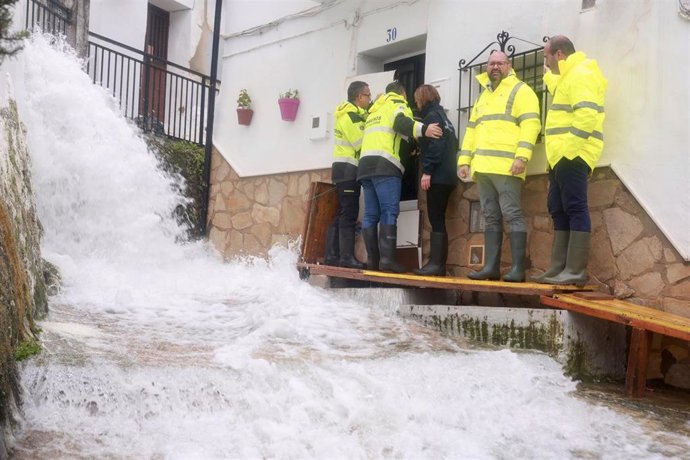 El alcalde de Ubrique, Mario Casillas, y la presidenta de la Diputación de Cádiz, Almudena Martínez, este lunes en una de las calles del municipio por donde corre el agua tras las últimas borrascas