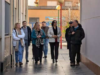 La delegada de Desarrollo Educativo de la Junta en Granada, María José Martín, en el centro en la imagen, ha estado acompañada por la alcaldesa de Las Gabias, María Merinda Sádaba, a su derecha