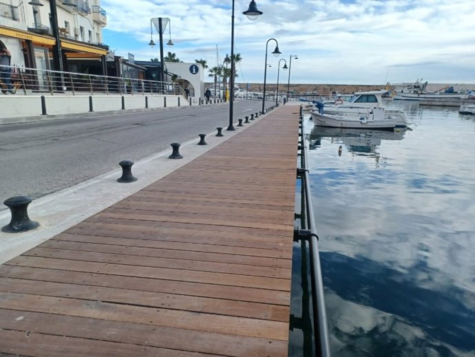 Archivo - Pasarela de madera del puerto de L'Ametlla de Mar (Tarragona)