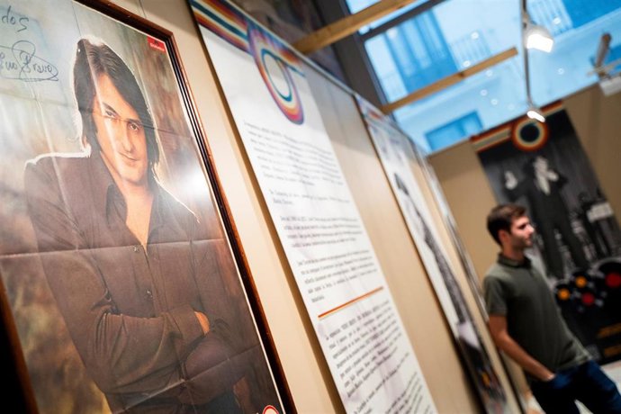 Archivo - Algunas fotografías expuestas del cantante Nino Bravo durante la inauguración de una exposición sobre él en homenaje a los 50 años de su muerte, en el Salón Noble del Ateneo Mercantil de la Plaza del Ayuntamiento, a 4 de septiembre de 2023. ARCH