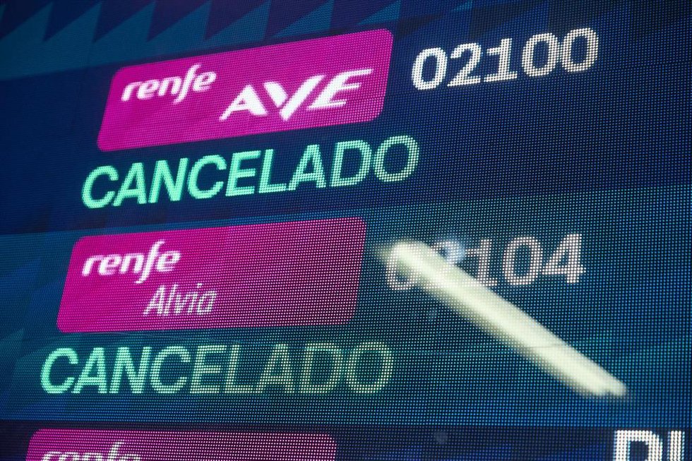 Una pantalla informativa muestra dos trenes cancelados durante la primera jornada de la huelga ferroviaria, en la estación de tren Madrid-Puerta de Atocha-Almudena Grandes, a 9 de febrero de 2026, en Madrid (España). La huelga de tres días convocada por