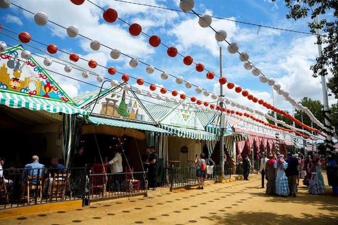Archivo - Detalle del ambiente del Real de la Feria de Abril de Sevilla.