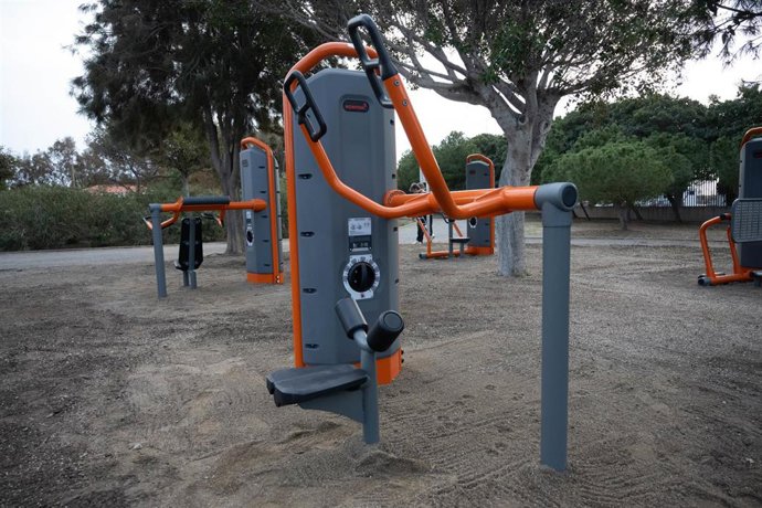 Zona fitness al aire libre instalada en la zona sur del Parque del Andarax de Almería.