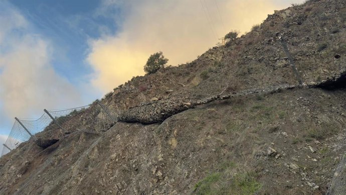 La Diputación de Málaga ha informado del corte de la carretera provincial MA-4105 de Canillas de Aceituno a Sedella debido a que las mallas de contención están totalmente colmatadas por materiales desprendidos por efecto de las lluvias.