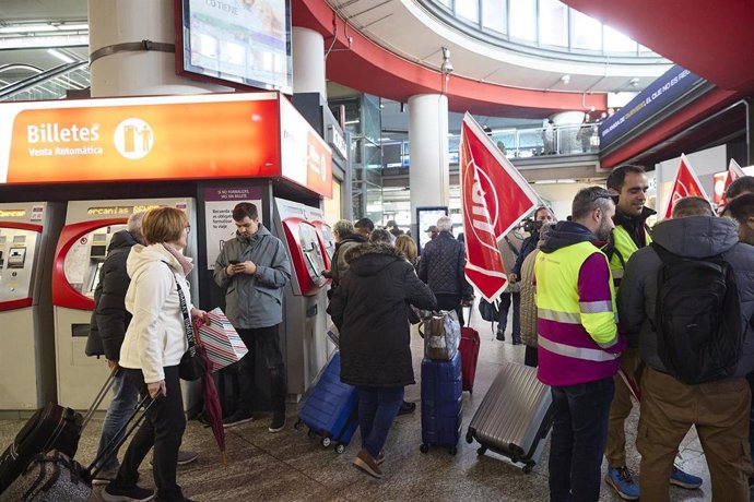 Viajeros durante la primera jornada de la huelga ferroviaria