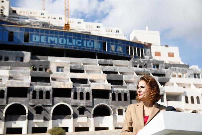 Archivo - La vicepresidenta primera y ministra de Hacienda, María Jesús Montero, frente al hotel de la playa de El Algarrobico, en Carboneras (Almería). 