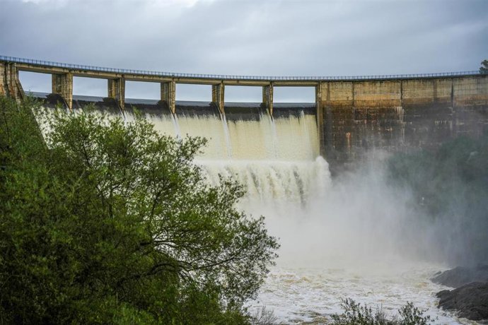 Imágenes del embalse del Gergal desembalsando agua. A 2 de febrero de 2026 en Gillena, Sevilla (Andalucía, España). 