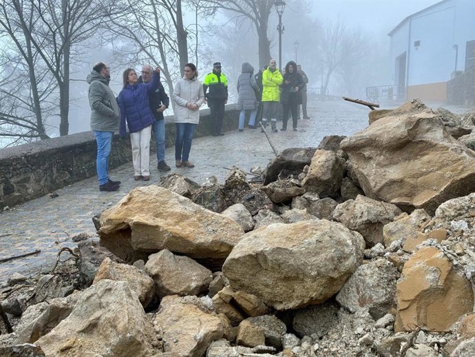 Catalina García (2i) observa los daños producidos por el temporal en Iznatoraf.
